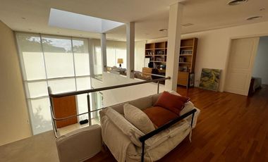 Hermosa casa racionalista en venta al lago central