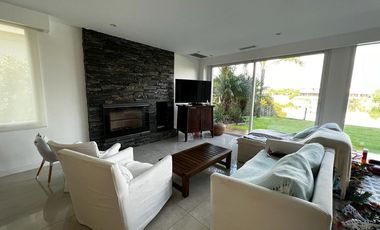 Hermosa casa racionalista en venta al lago central