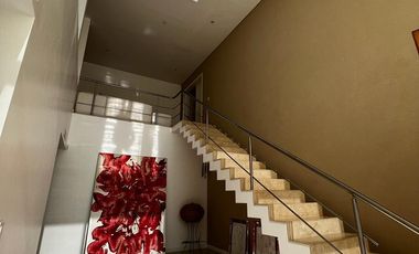 Hermosa casa racionalista en venta al lago central