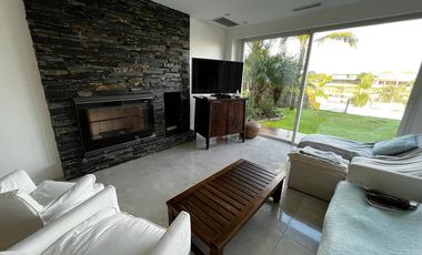 Hermosa casa racionalista en venta al lago central