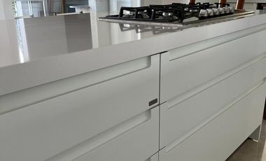 Hermosa casa racionalista en venta al lago central