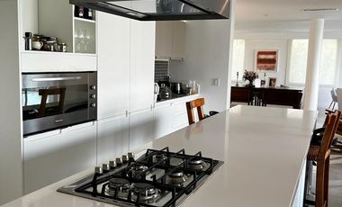 Hermosa casa racionalista en venta al lago central