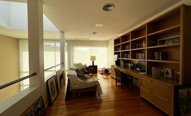 Hermosa casa racionalista en venta al lago central