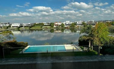 Hermosa casa racionalista en venta al lago central