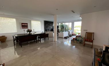 Hermosa casa racionalista en venta al lago central