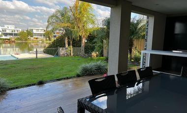 Hermosa casa racionalista en venta al lago central