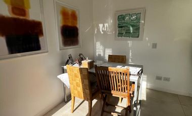 Hermosa casa racionalista en venta al lago central