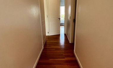 Hermosa casa racionalista en venta al lago central