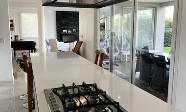 Hermosa casa racionalista en venta al lago central