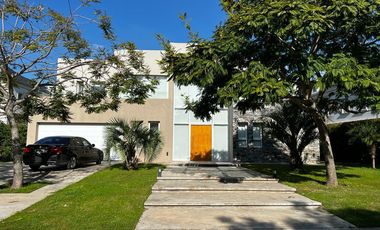 Hermosa casa racionalista en venta al lago central