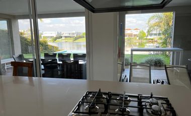 Hermosa casa racionalista en venta al lago central