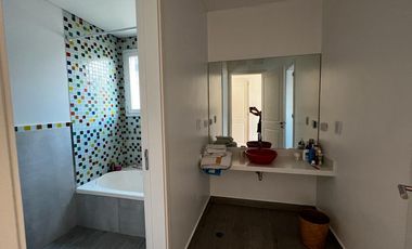 Hermosa casa racionalista en venta al lago central