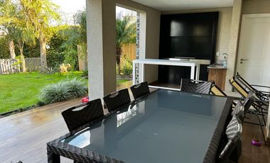 Hermosa casa racionalista en venta al lago central