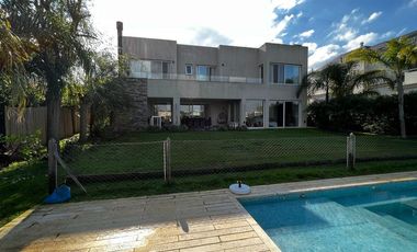 Hermosa casa racionalista en venta al lago central