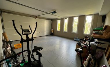 Hermosa casa racionalista en venta al lago central