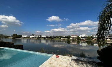 Hermosa casa racionalista en venta al lago central