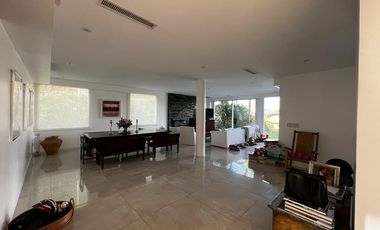 Hermosa casa racionalista en venta al lago central