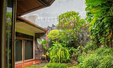 RUMAH OLD MONEY YANG NYAMAN DAN ASRI DI KAYU PUTIH RAWAMANGUN