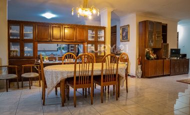 RUMAH OLD MONEY YANG NYAMAN DAN ASRI DI KAYU PUTIH RAWAMANGUN