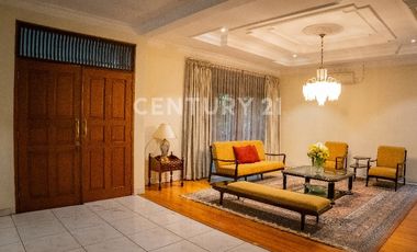 RUMAH OLD MONEY YANG NYAMAN DAN ASRI DI KAYU PUTIH RAWAMANGUN