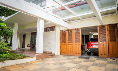 RUMAH OLD MONEY YANG NYAMAN DAN ASRI DI KAYU PUTIH RAWAMANGUN