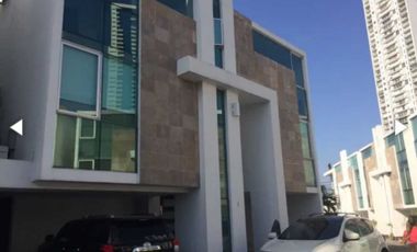 VENTA DE CASA 520MTS2 ALTOS DEL GOLF