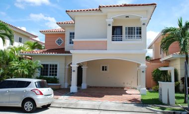Venta o alquiler: Casa 4 recámaras en Villa Valencia, Costa Sur
