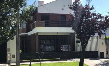 CHALET 3 DORM., ESCRIT., QUINCHO, PARQUE Y COCHERA X 2. Chalet en Venta.