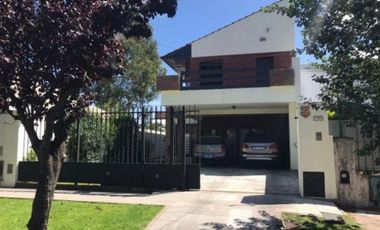 CHALET 3 DORM., ESCRIT., QUINCHO, PARQUE Y COCHERA X 2. Chalet en Venta.