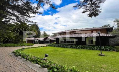 En venta, exclusiva casa con piscina, Valle de los Chillos