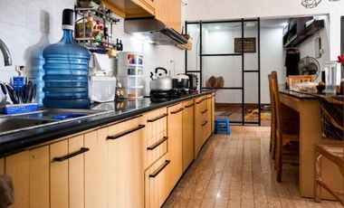 DIJUAL MURAH RUMAH SECOND SIAP HUNI LANTAI 4 DEKAT BANDARA