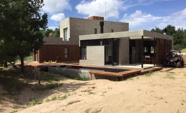 Casa de 5 ambientes en venta en barrio Costa Esmeralda - Pinamar