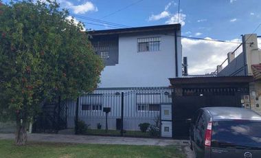 Casa para 2 Familias en venta en Wilde Oeste