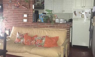 Departamento ubicado sobre la Avenida Tomás Espora.