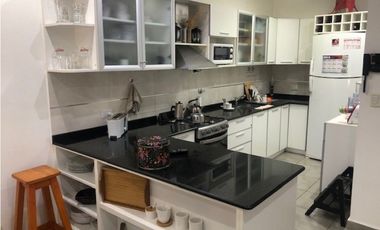 Casa reciclada 4 dormitorios y amplio quincho zona Parque Luro