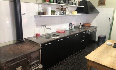 Casa reciclada 4 dormitorios y amplio quincho zona Parque Luro