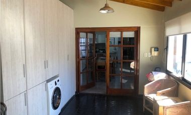 Casa reciclada 4 dormitorios y amplio quincho zona Parque Luro