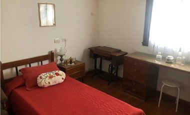 Casa reciclada 4 dormitorios y amplio quincho zona Parque Luro
