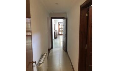 Casa reciclada 4 dormitorios y amplio quincho zona Parque Luro