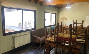Casa reciclada 4 dormitorios y amplio quincho zona Parque Luro