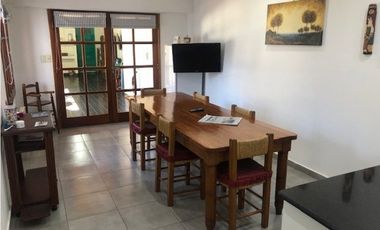 Casa reciclada 4 dormitorios y amplio quincho zona Parque Luro