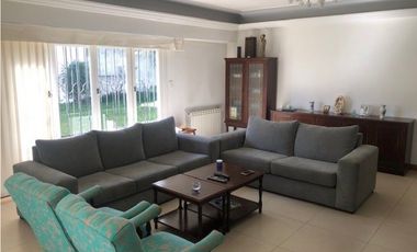 Casa reciclada 4 dormitorios y amplio quincho zona Parque Luro