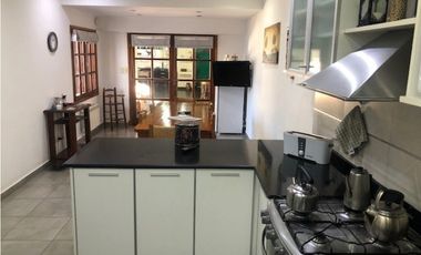 Casa reciclada 4 dormitorios y amplio quincho zona Parque Luro