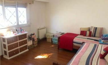 Casa reciclada 4 dormitorios y amplio quincho zona Parque Luro