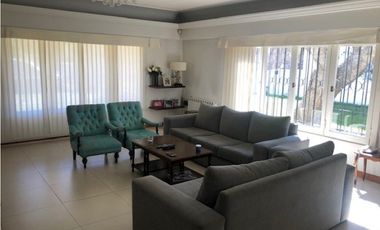 Casa reciclada 4 dormitorios y amplio quincho zona Parque Luro