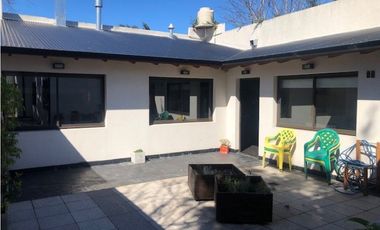 Casa reciclada 4 dormitorios y amplio quincho zona Parque Luro