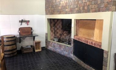 Casa reciclada 4 dormitorios y amplio quincho zona Parque Luro