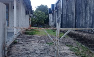 EXCELENTE PROPIEDAD CASA TRES AMBIENTES CON ENTRADA DE AUTO JARDIN PATIO Y FONDO LIBRE
