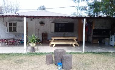 EXCELENTE PROPIEDAD CASA TRES AMBIENTES CON ENTRADA DE AUTO JARDIN PATIO Y FONDO LIBRE