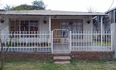 EXCELENTE PROPIEDAD CASA TRES AMBIENTES CON ENTRADA DE AUTO JARDIN PATIO Y FONDO LIBRE